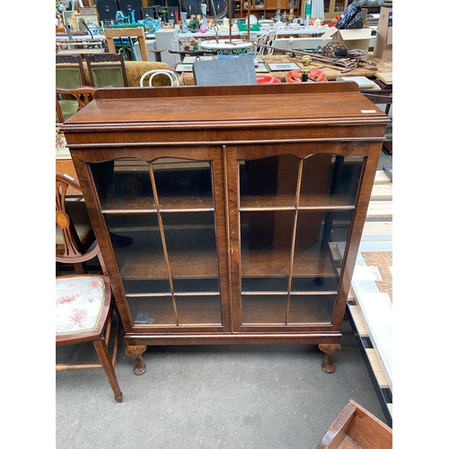 494 - A 1930s china cabinet supported on queen Anne legs