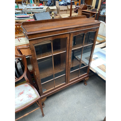 494 - A 1930s china cabinet supported on queen Anne legs