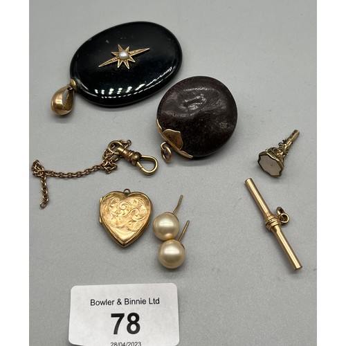 78 - A Selection of yellow coloured metal items to include nut with catch, t-bar, earrings and other item... 