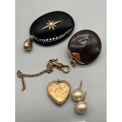 78 - A Selection of yellow coloured metal items to include nut with catch, t-bar, earrings and other item... 