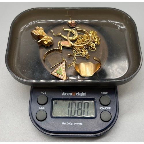 66 - 10.80grams of 9ct gold and 10ct gold triangle brooch.