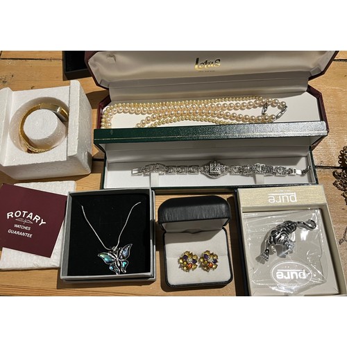 90 - A Collection of silver and costume jewellery. Includes various watches- Lorus & Seiko, various boxed... 