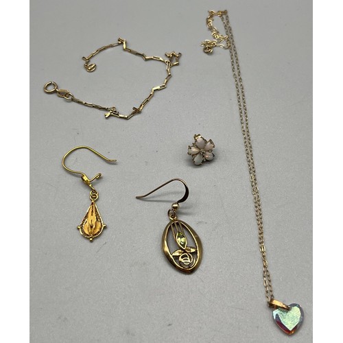 86 - A Collection of 9ct gold items to include 9ct gold chain and heart pendant, 9ct yellow gold bracelet... 