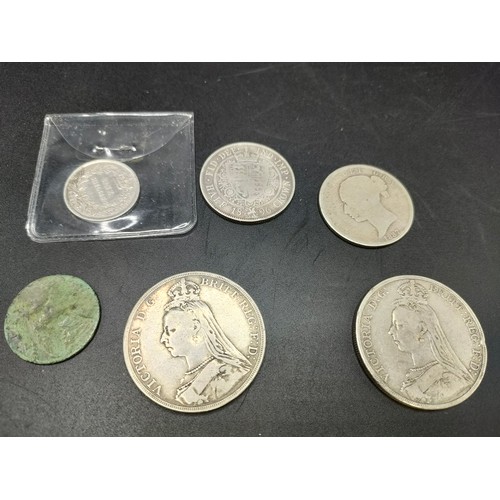 62 - A box of collectable coins to include silver Victoria 1889 and 1890 crowns and half crown.