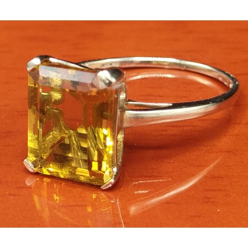 49 - 10ct yellow gold ring set with a large citrine style gem stone. [Ring size P] [2.49Grams]