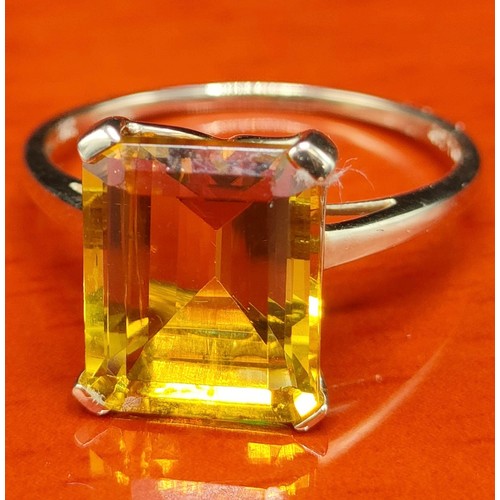 49 - 10ct yellow gold ring set with a large citrine style gem stone. [Ring size P] [2.49Grams]