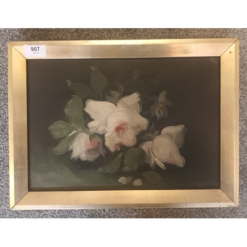 907 - Oil on canvas depicting still life of flowers, Signed Porteous 1913.
[30x41cm]