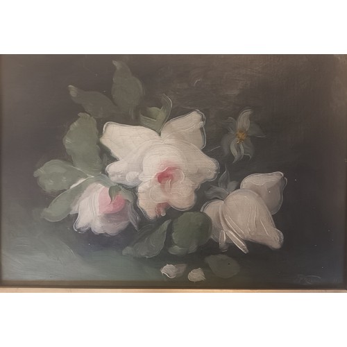 907 - Oil on canvas depicting still life of flowers, Signed Porteous 1913.
[30x41cm]