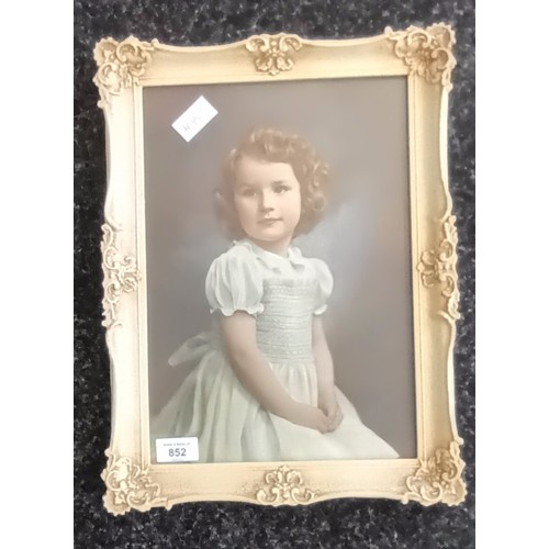 219 - Framed portrait of a young girl with highlighted details.
[42x32cm]