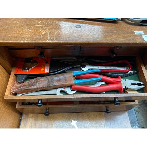 125 - Vintage Moore & Wright joiners multi drawer tool chest full of various measuring and gauge tools.