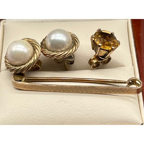 4 - 9ct yellow gold items; A Pair of 9ct yellow gold and pearl earrings, 9ct yellow gold bar brooch and ... 