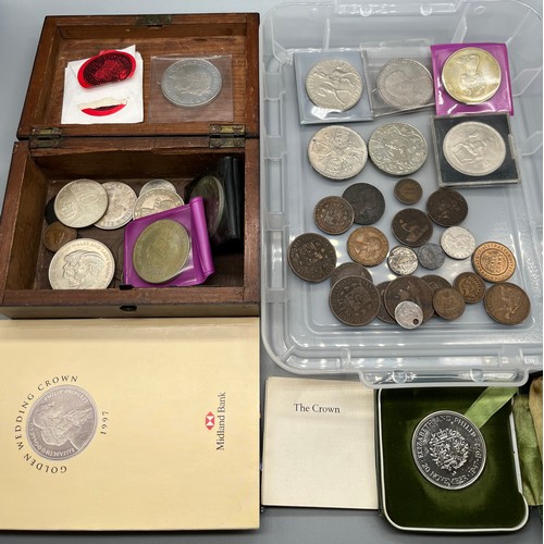 14 - Collection of mixed coins; Royal Mint Boxed Crown Coin with certificate, Golden Wedding Crown coin 1... 