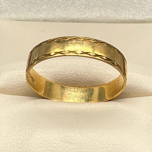 726 - 18ct yellow gold wedding band. [Ring size V] [2.78Grams]