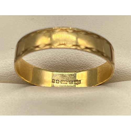 726 - 18ct yellow gold wedding band. [Ring size V] [2.78Grams]