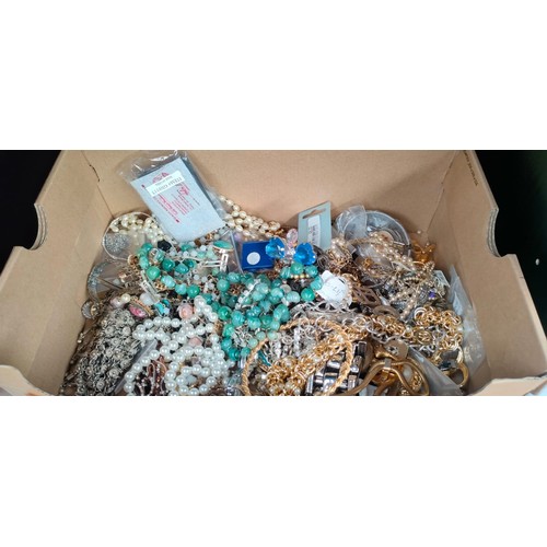 443 - Box of mixed costume jewellery