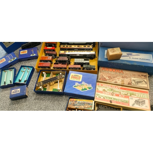 1008 - A large collection of Dublo train carriages, locos track and accessories