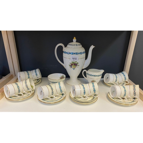 1010 - A Wedgewood appledore pattern tea service with tea sugar and cream