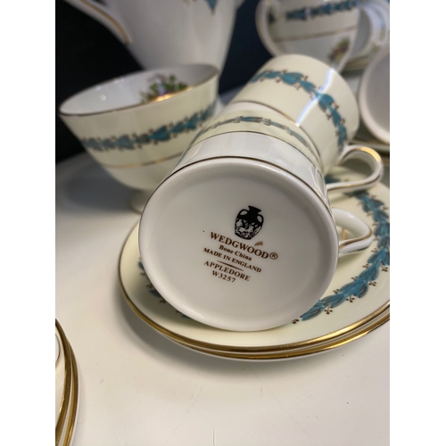 1010 - A Wedgewood appledore pattern tea service with tea sugar and cream