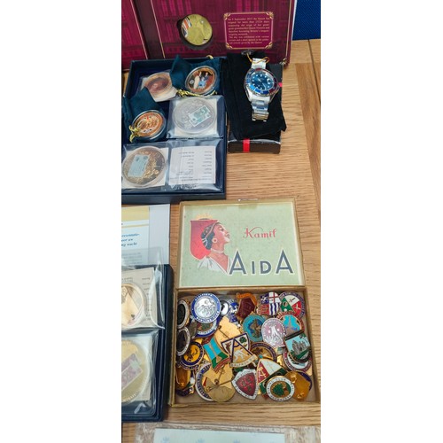 223 - Collection of commemorative coins Kings and Queens of Britain along with enamel bowling badges, Hein... 