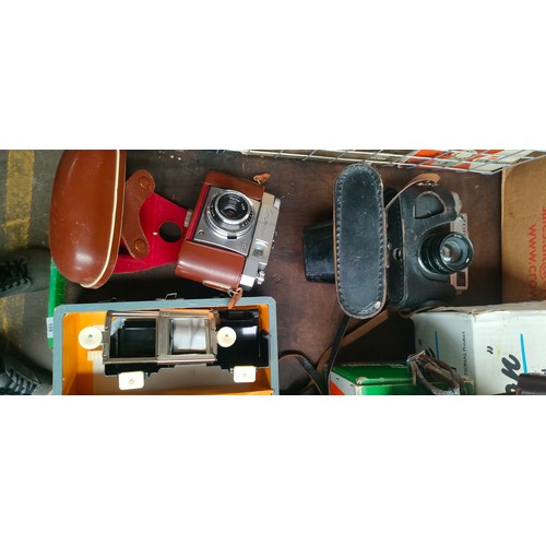 106 - Collection of mixed cameras and accessories; Zeiss Ikon Contina, Zorki camera, Eumig cine camera and... 