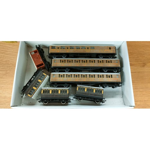 116 - Selection of Hornby items; Various train track, Tunnel, Carriages and Tri-ang power pack.