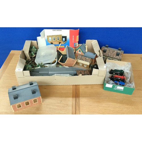 122 - Box of Hornby train accessories and loco's; Hornby Thomas the tank engine, buildings and two other l... 