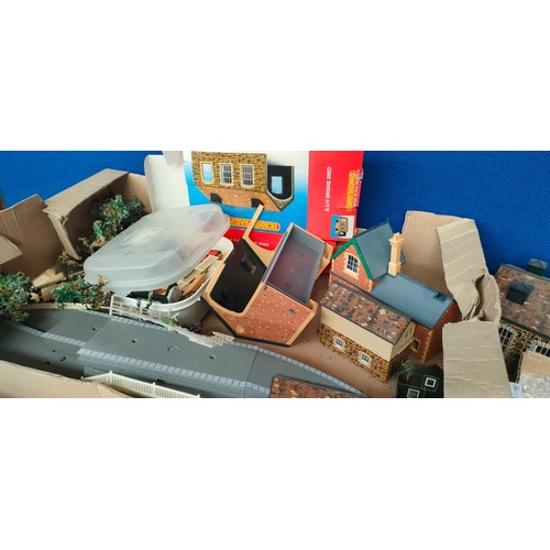 122 - Box of Hornby train accessories and loco's; Hornby Thomas the tank engine, buildings and two other l... 