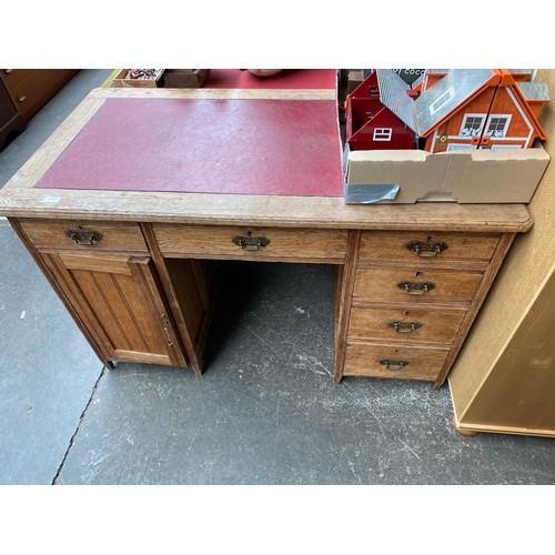 120 - Victorian Oak and red leather topped knee hole writing desk.