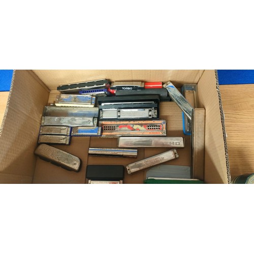 175 - Box of mixed vintage harmonicas/ mouth organs; Hohner, Humming  M Suzuki, Johnson The Blues King and... 