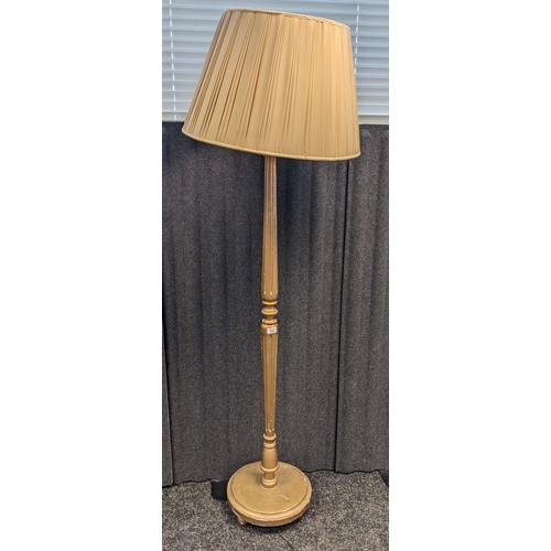 1075 - Gold painted free standing lamp on circular base