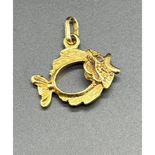 1157 - 18ct yellow gold fish pendant [5.04grams]