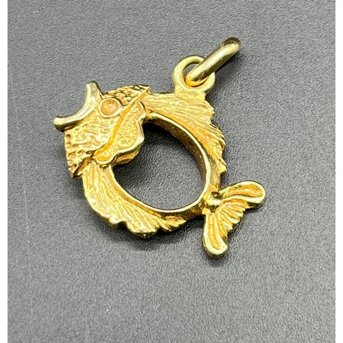 1157 - 18ct yellow gold fish pendant [5.04grams]