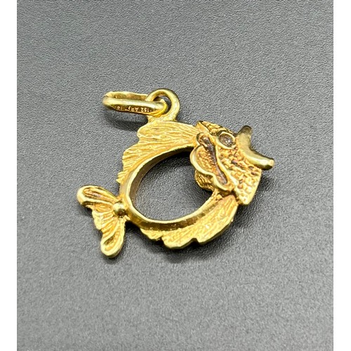 1157 - 18ct yellow gold fish pendant [5.04grams]