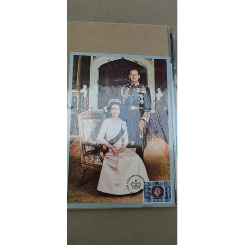 759 - Album of The Royal Family commemorative Cards covers and coins.