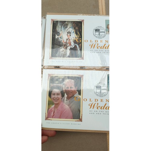 759 - Album of The Royal Family commemorative Cards covers and coins.