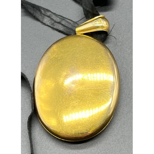 1163 - Victorian 15ct yellow gold locket pendant with black lace necklace. [21.60grams]