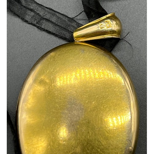 1163 - Victorian 15ct yellow gold locket pendant with black lace necklace. [21.60grams]