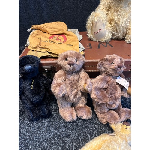 1233 - A Vintage leather case containing limited edition Mohair bears by Cambrian Bear ltd. Come with tags ... 