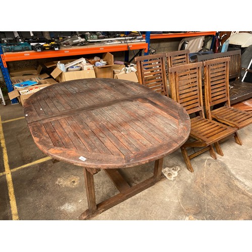 1025 - Good quality teak garden extending table with four folding chairs