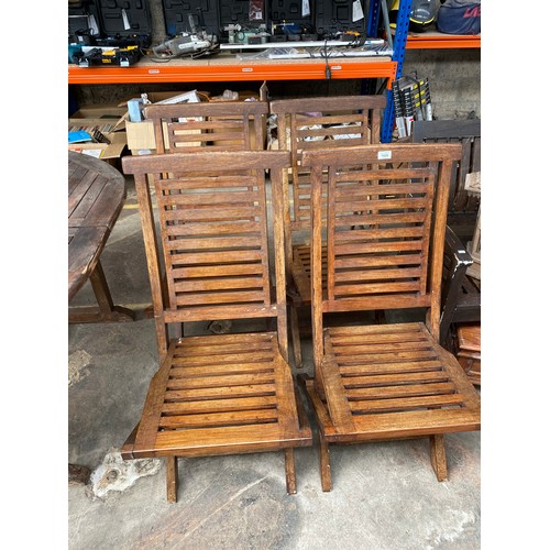 1025 - Good quality teak garden extending table with four folding chairs