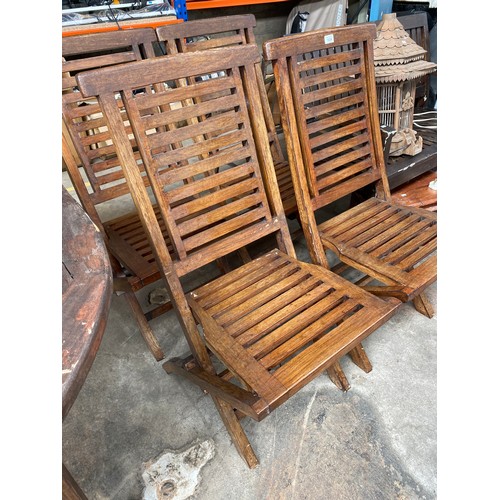 1025 - Good quality teak garden extending table with four folding chairs