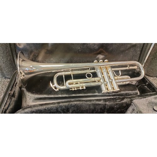 1646 - Vintage King Golden Flair Trumpet 2065 [serial no#. 42 413656] American made, Comes with various acc... 