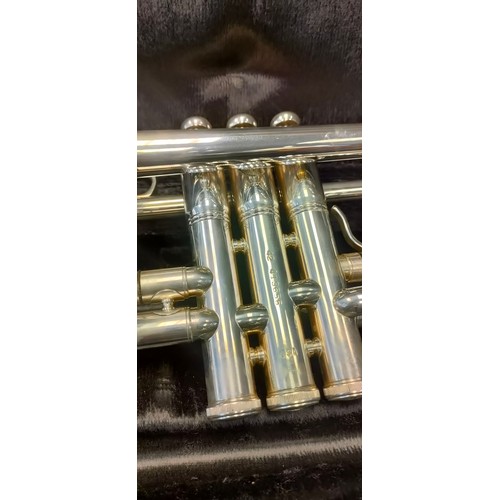 1646 - Vintage King Golden Flair Trumpet 2065 [serial no#. 42 413656] American made, Comes with various acc... 