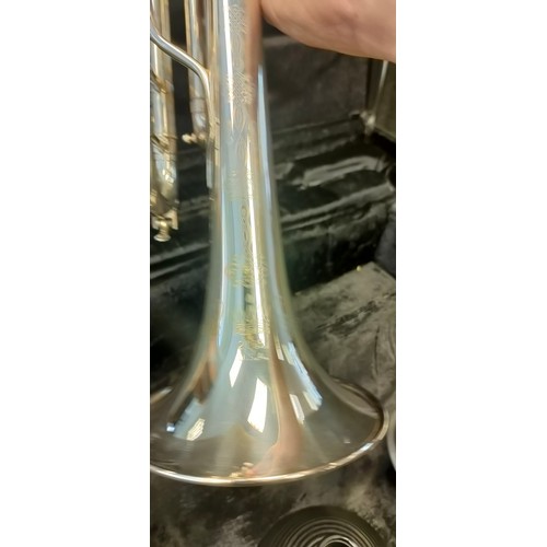 1646 - Vintage King Golden Flair Trumpet 2065 [serial no#. 42 413656] American made, Comes with various acc... 