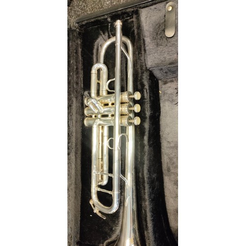 1646 - Vintage King Golden Flair Trumpet 2065 [serial no#. 42 413656] American made, Comes with various acc... 