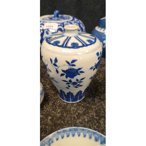 1654 - Selection of Chinese porcelain; Qing Dynasty Kangxi Nian Zhi blue and white vase, Famille Rose flora... 