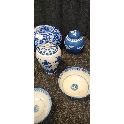 1654 - Selection of Chinese porcelain; Qing Dynasty Kangxi Nian Zhi blue and white vase, Famille Rose flora... 