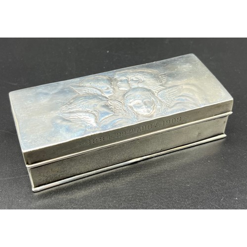 1143 - Antique London silver ring box; lid depicts five various raised relief cherubs. Produced by William ... 