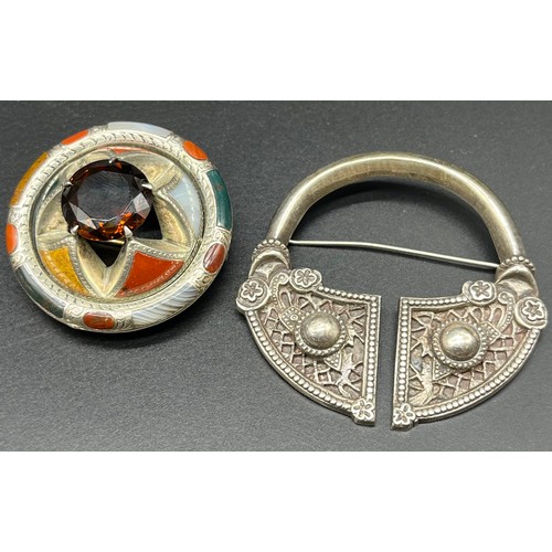 1147 - Antique Silver Scottish brooch set with a large Citrine stone, Agate & Blood stone inserts. Together... 