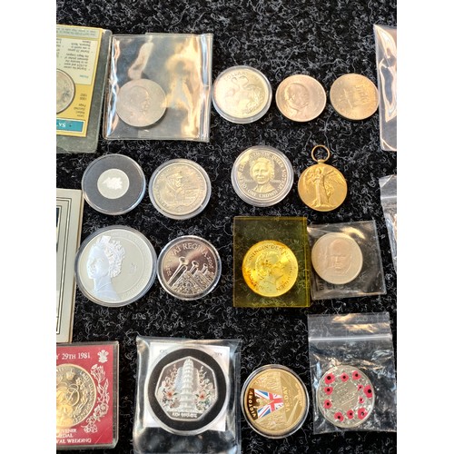 764A - Selection of cased and loose coins; Silver One Pound coin- The year of the three Kings, One Pound Gu... 